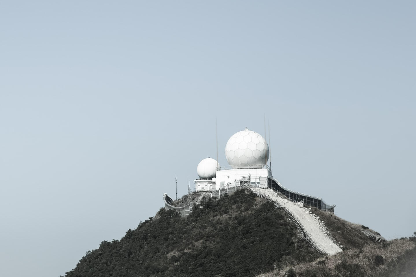 Una estación de radar en la cima de una montaña